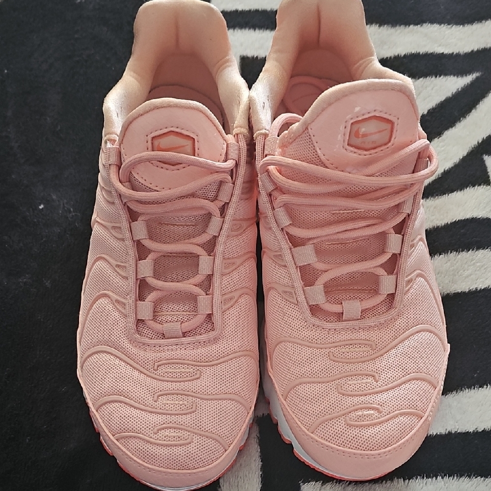 NWOT Nike Air Max Plus Women's Peach/Orange Sneakers